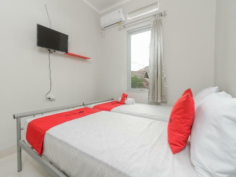 Reddoorz @ Cipete Raya Hotel Джакарта Екстериор снимка